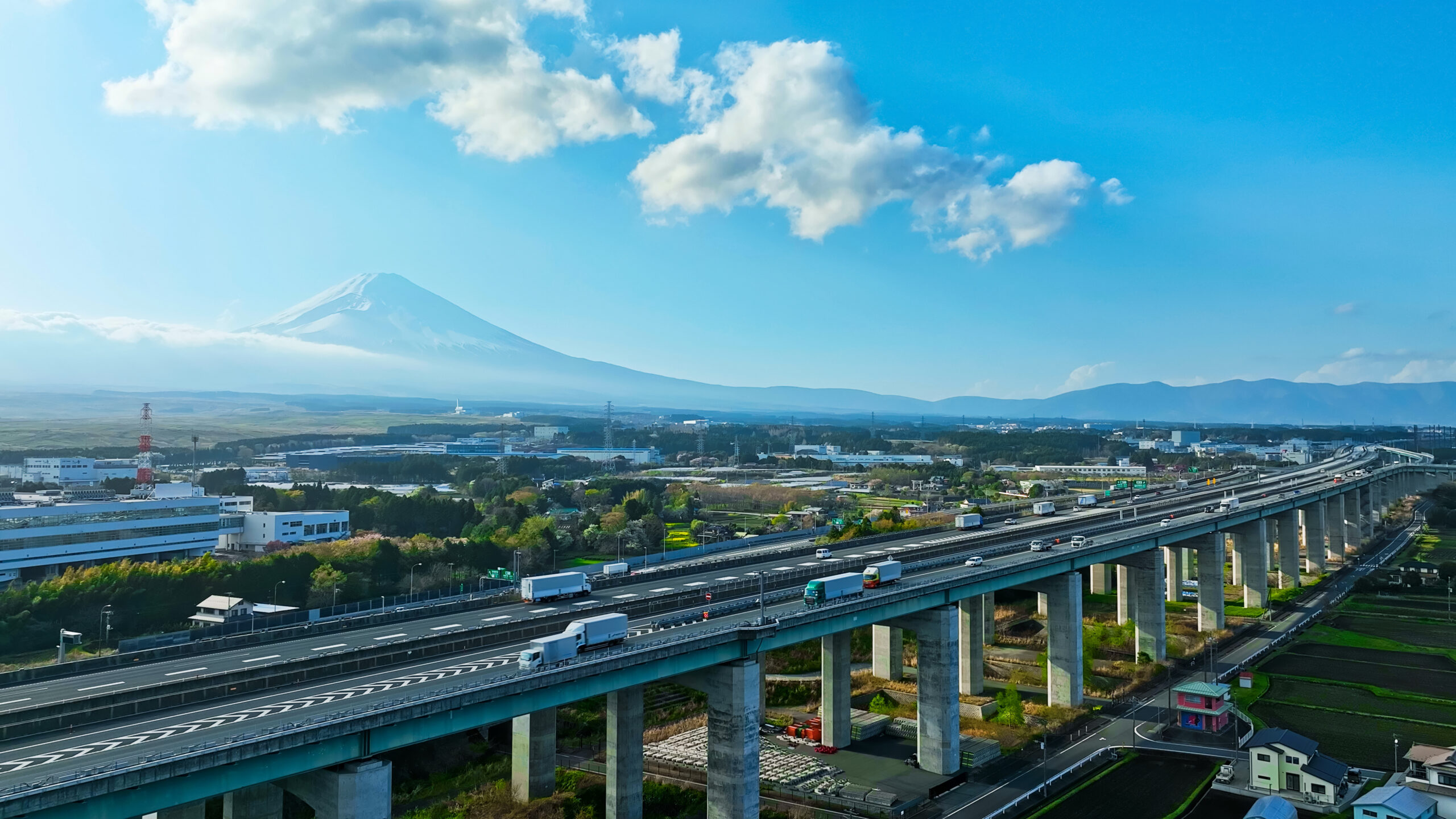 富士山と平野を走る高速道路の風景.