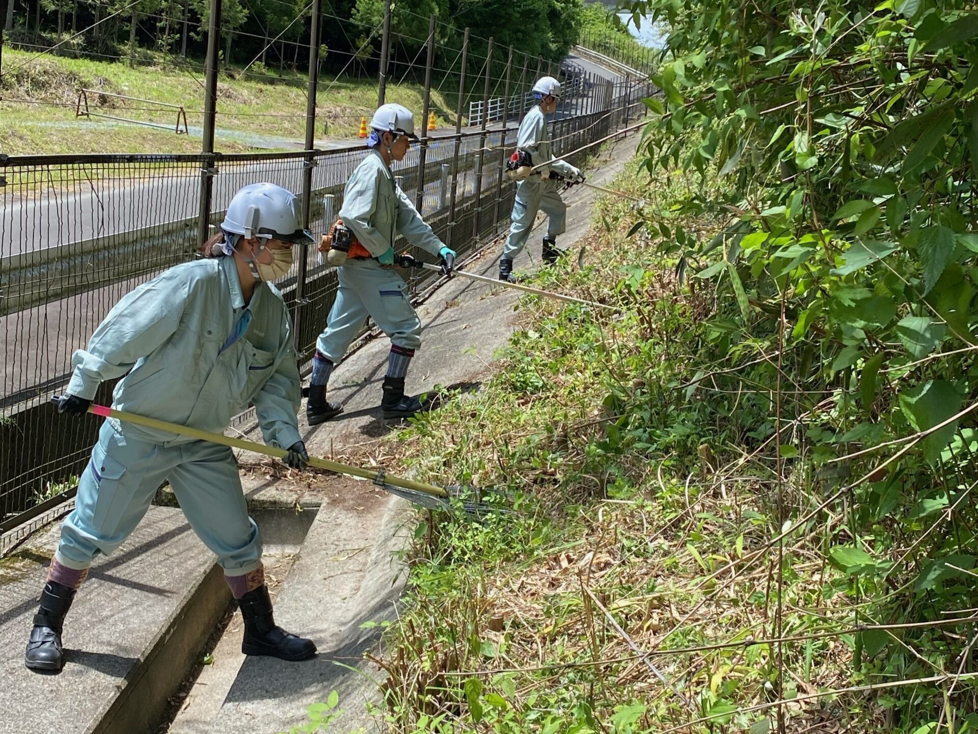 新東名搬入路の除草作業の様子