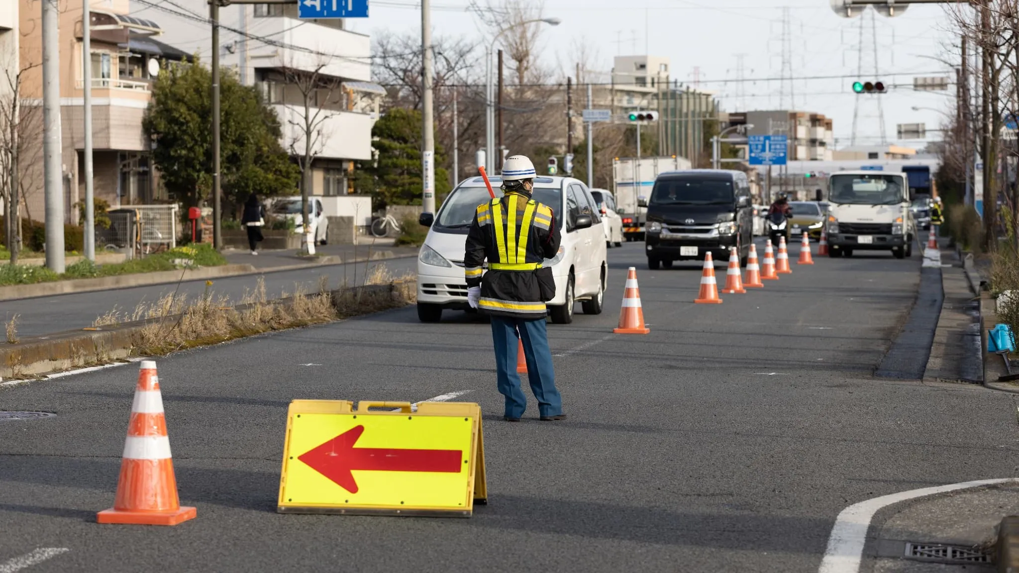 道路工事現場などで車両・歩行者を安全に誘導する